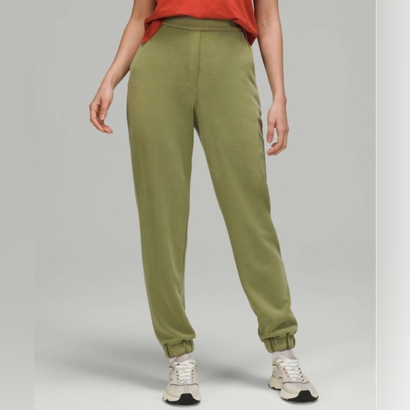 Lululemon Softstreme Relaxed High Rise Jogger Pant in Bronze Green - Size 8 - Picture 1 of 9